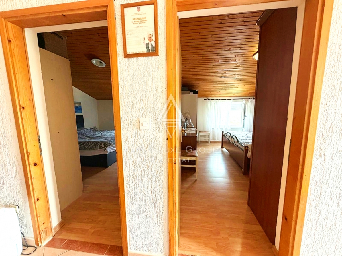 Istria, Parenzo: Casa con 3 appartamenti e terreno