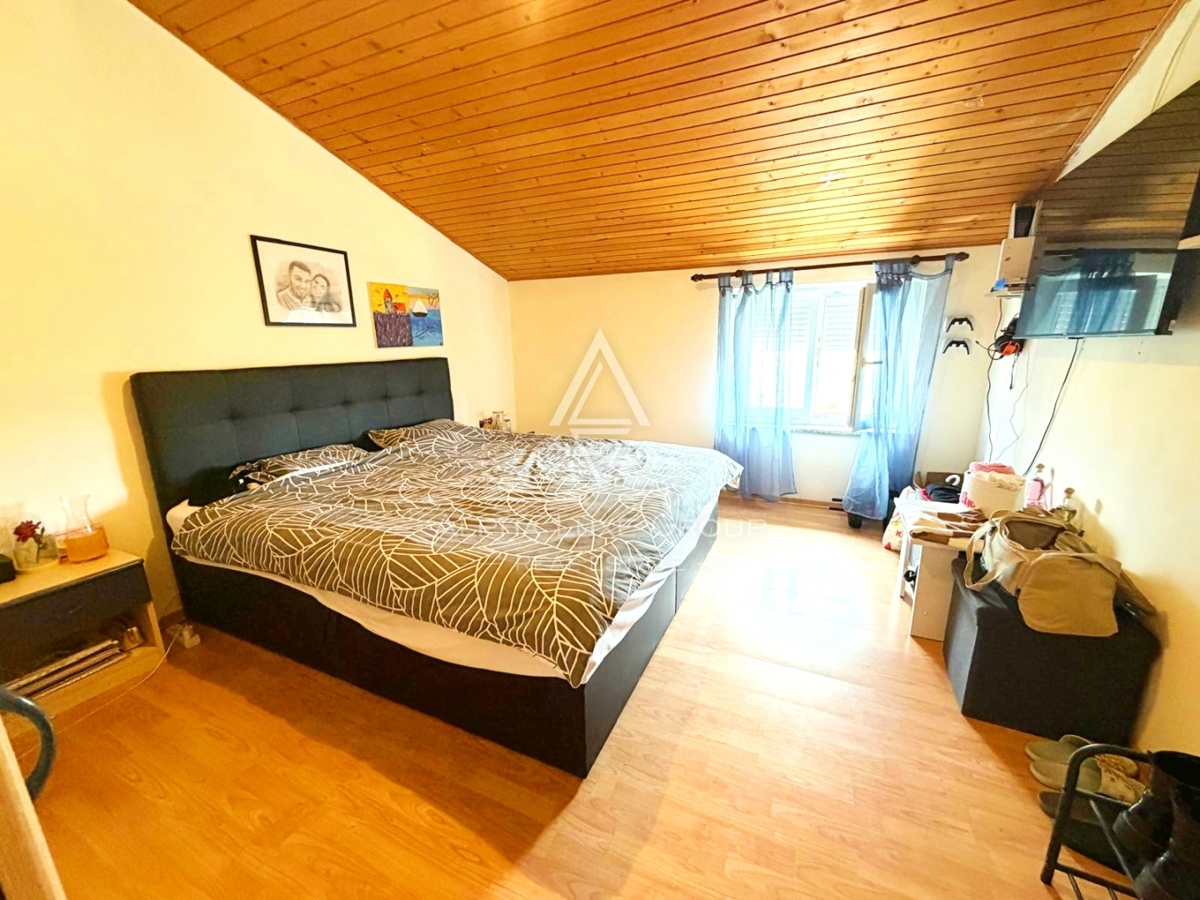 Istria, Parenzo: Casa con 3 appartamenti e terreno