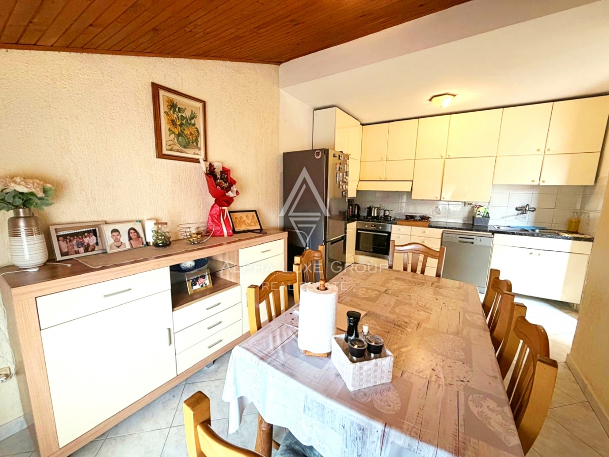 Istria, Parenzo: Casa con 3 appartamenti e terreno