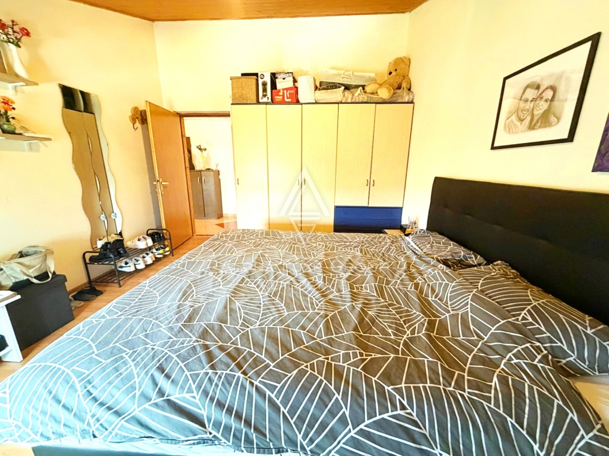 Istria, Parenzo: Casa con 3 appartamenti e terreno