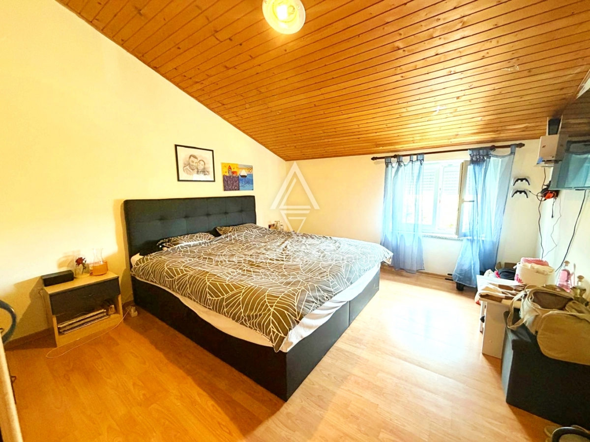 Istria, Parenzo: Casa con 3 appartamenti e terreno