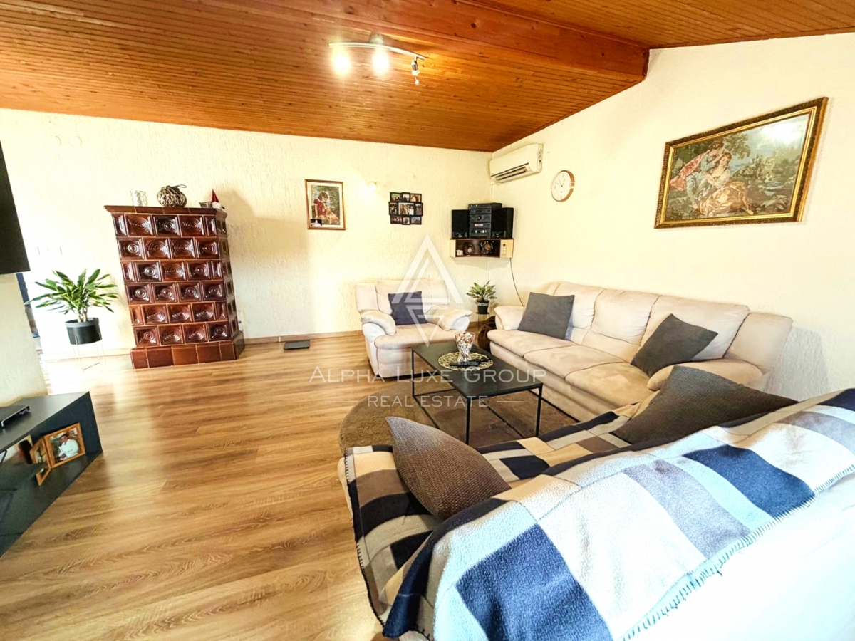 Istria, Parenzo: Casa con 3 appartamenti e terreno