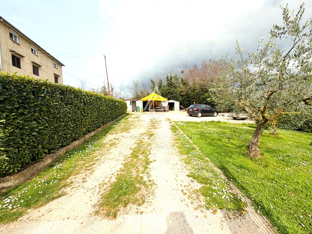 Istria, Parenzo: Casa con 3 appartamenti e terreno