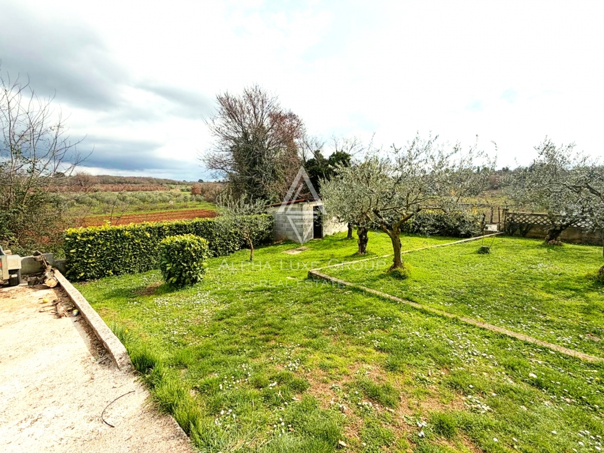 Istria, Parenzo: Casa con 3 appartamenti e terreno