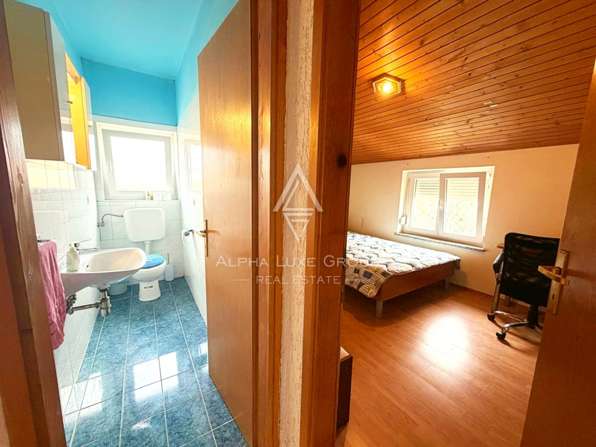 Istria, Parenzo: Casa con 3 appartamenti e terreno