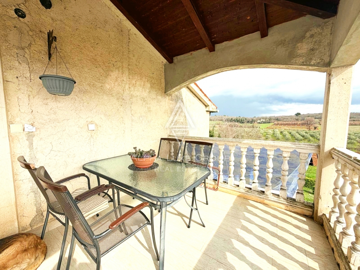 Istria, Parenzo: Casa con 3 appartamenti e terreno