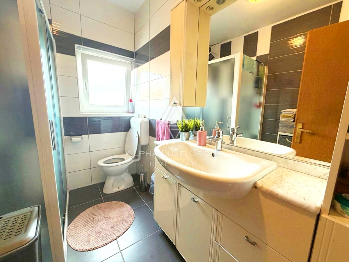 Istria, Parenzo: Casa con 3 appartamenti e terreno