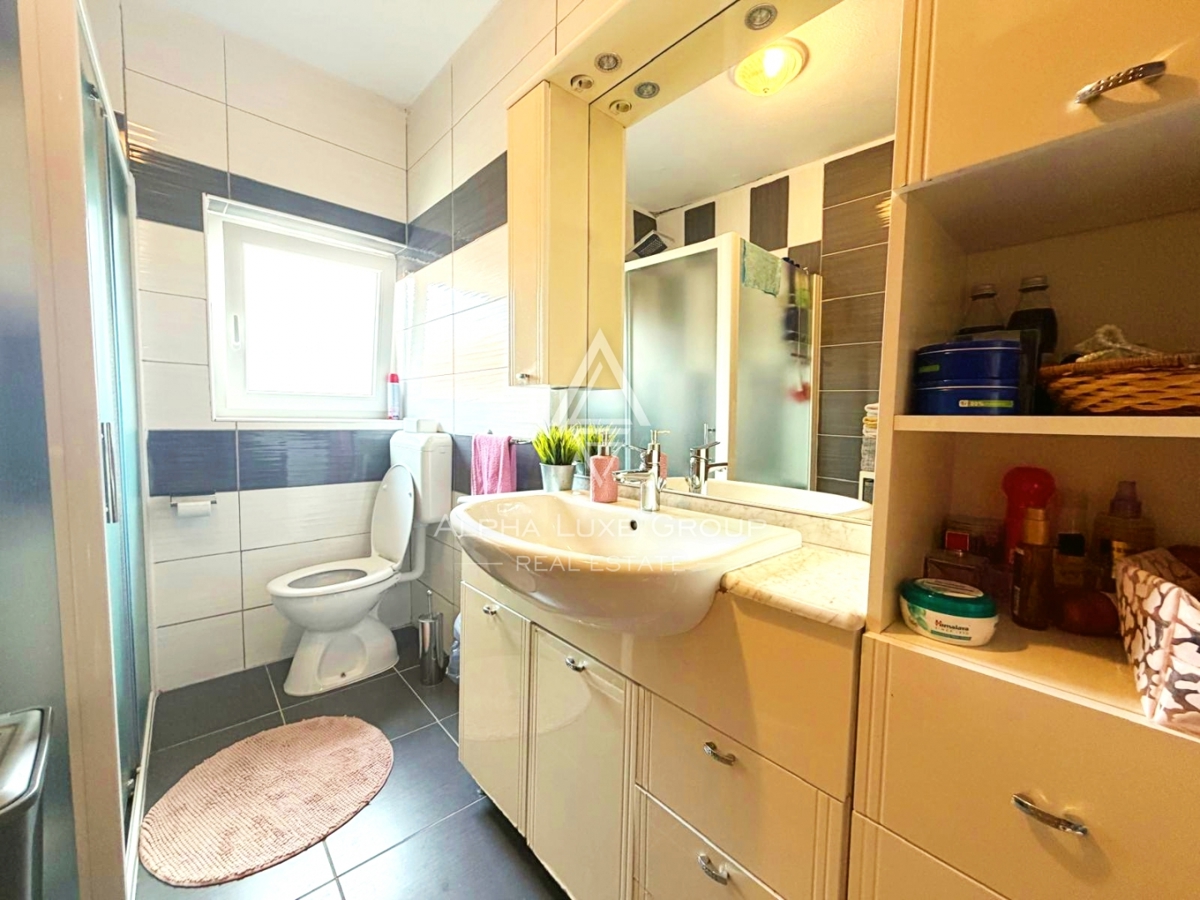 Istria, Parenzo: Casa con 3 appartamenti e terreno