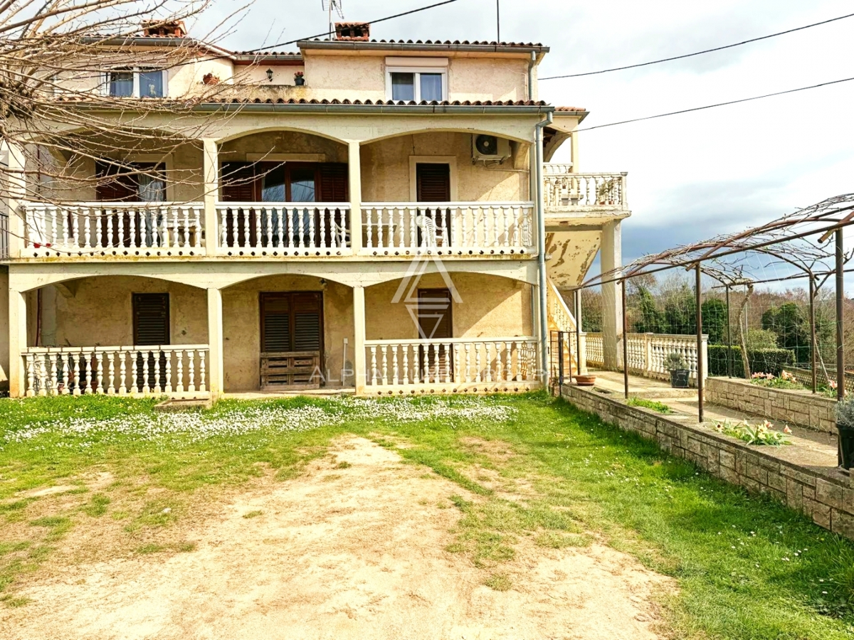 Istria, Parenzo: Casa con 3 appartamenti e terreno