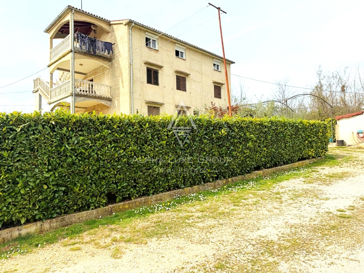 Istria, Parenzo: Casa con 3 appartamenti e terreno