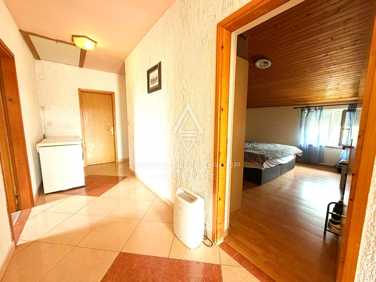 Istria, Parenzo: Casa con 3 appartamenti e terreno