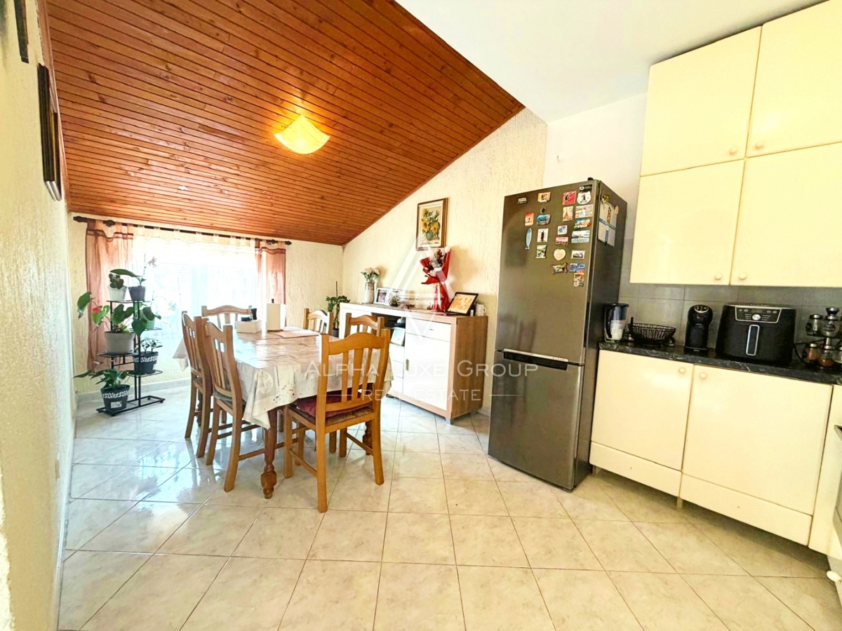 Istria, Parenzo: Casa con 3 appartamenti e terreno