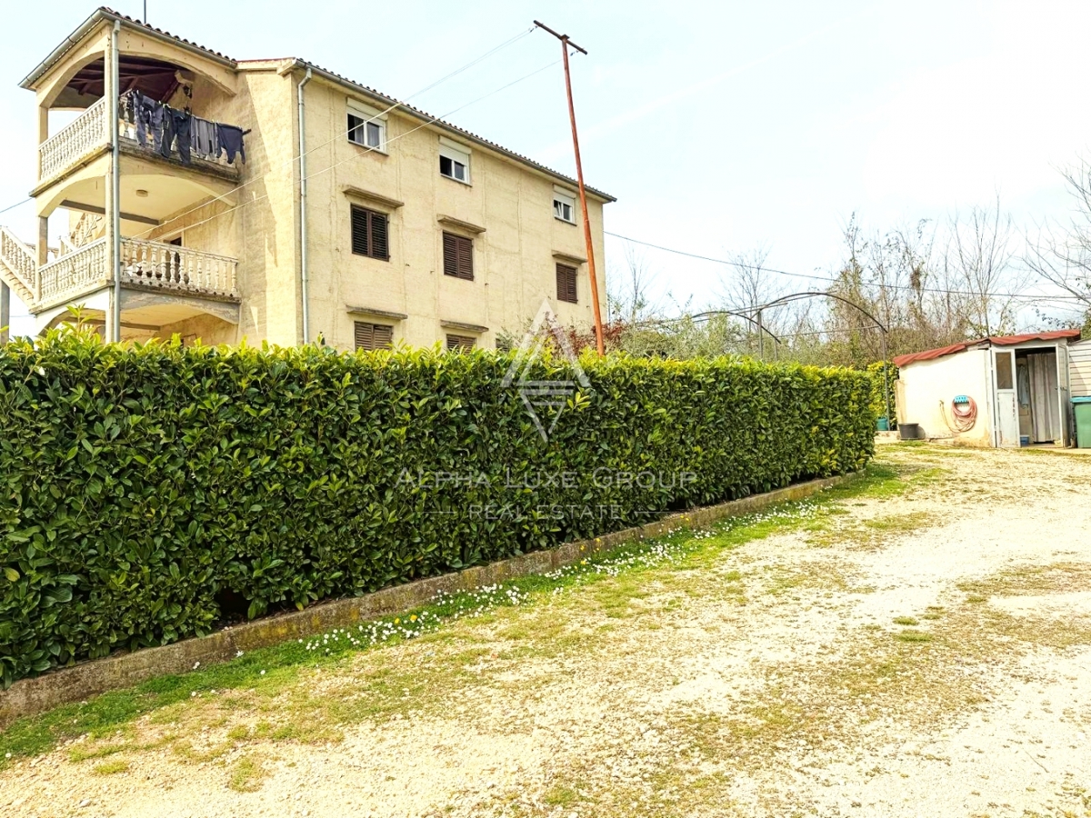 Istria, Parenzo: Casa con 3 appartamenti e terreno