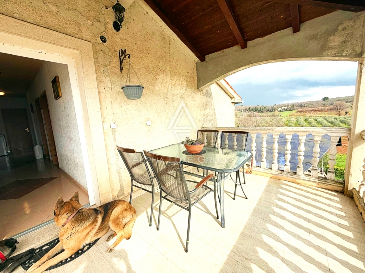 Istria, Parenzo: Casa con 3 appartamenti e terreno