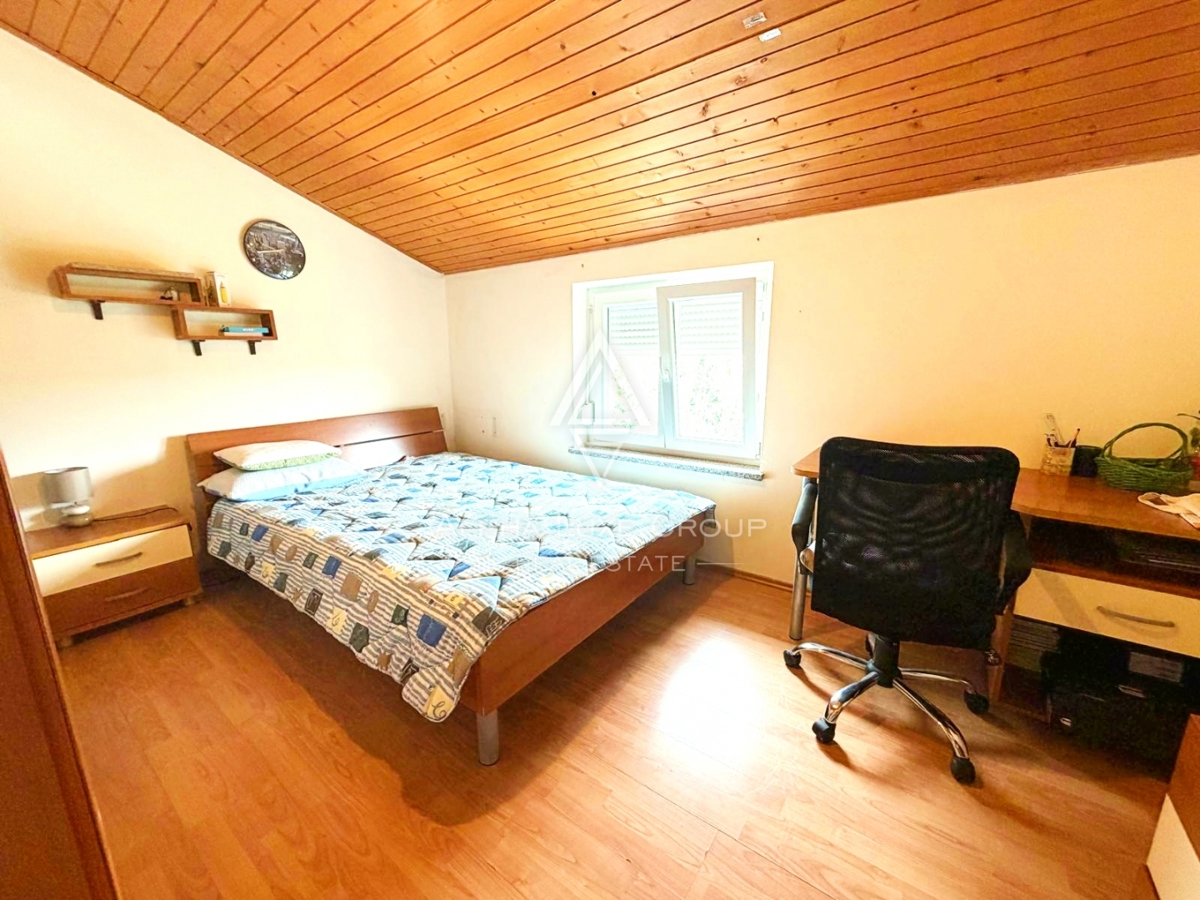 Istria, Parenzo: Casa con 3 appartamenti e terreno