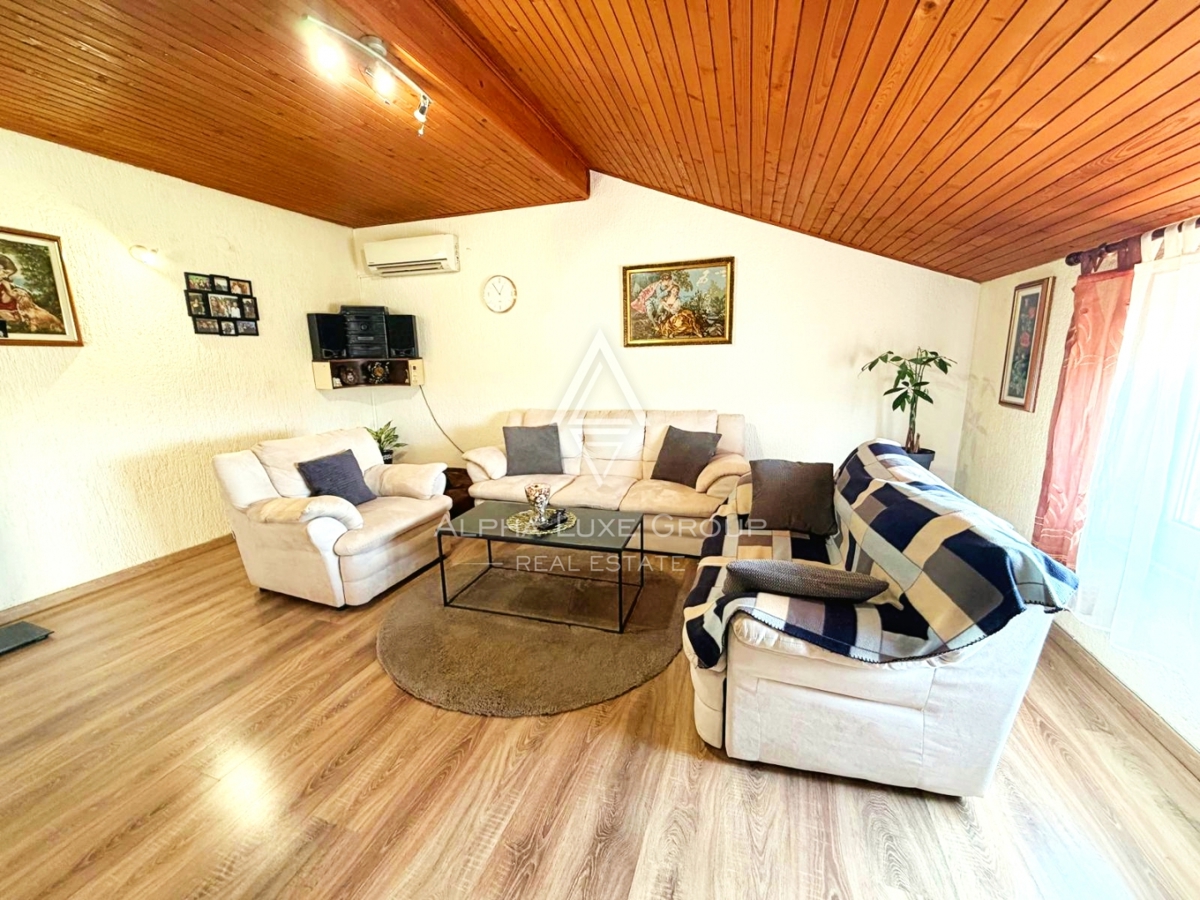 Istria, Parenzo: Casa con 3 appartamenti e terreno