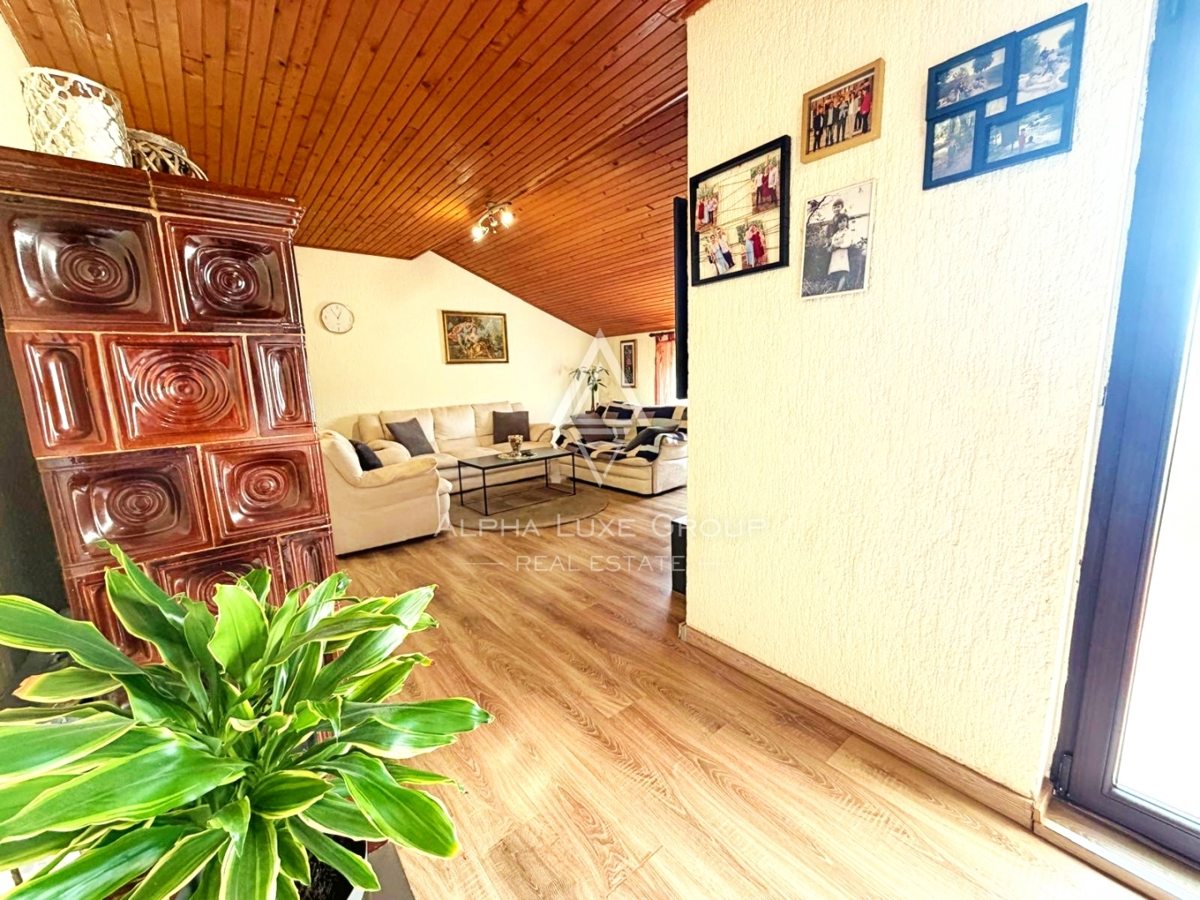 Istria, Parenzo: Casa con 3 appartamenti e terreno