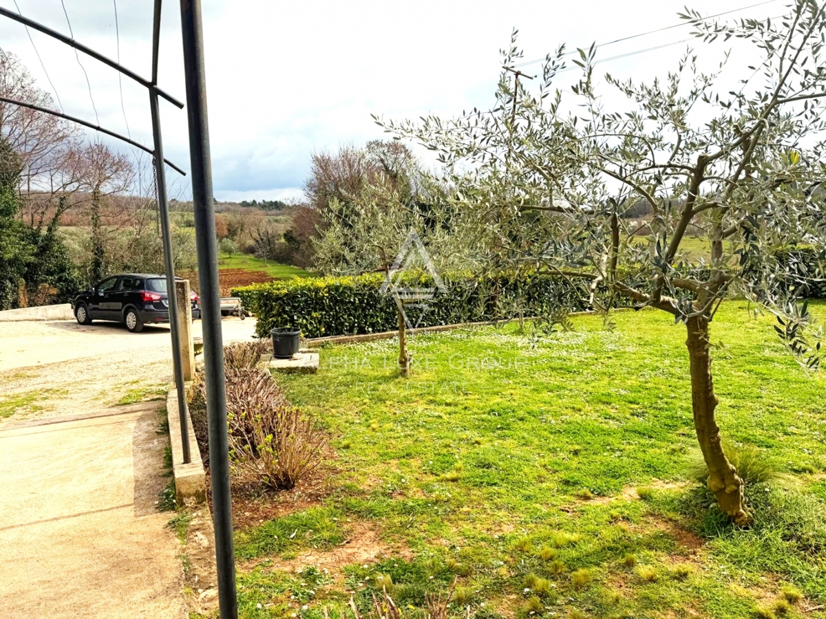 Istria, Parenzo: Casa con 3 appartamenti e terreno