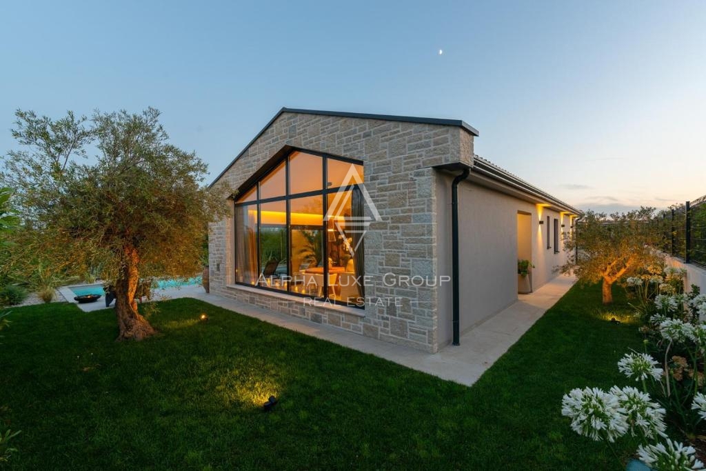 Istria, Parenzo: Elegante villa su un piano con piscina e vista mare