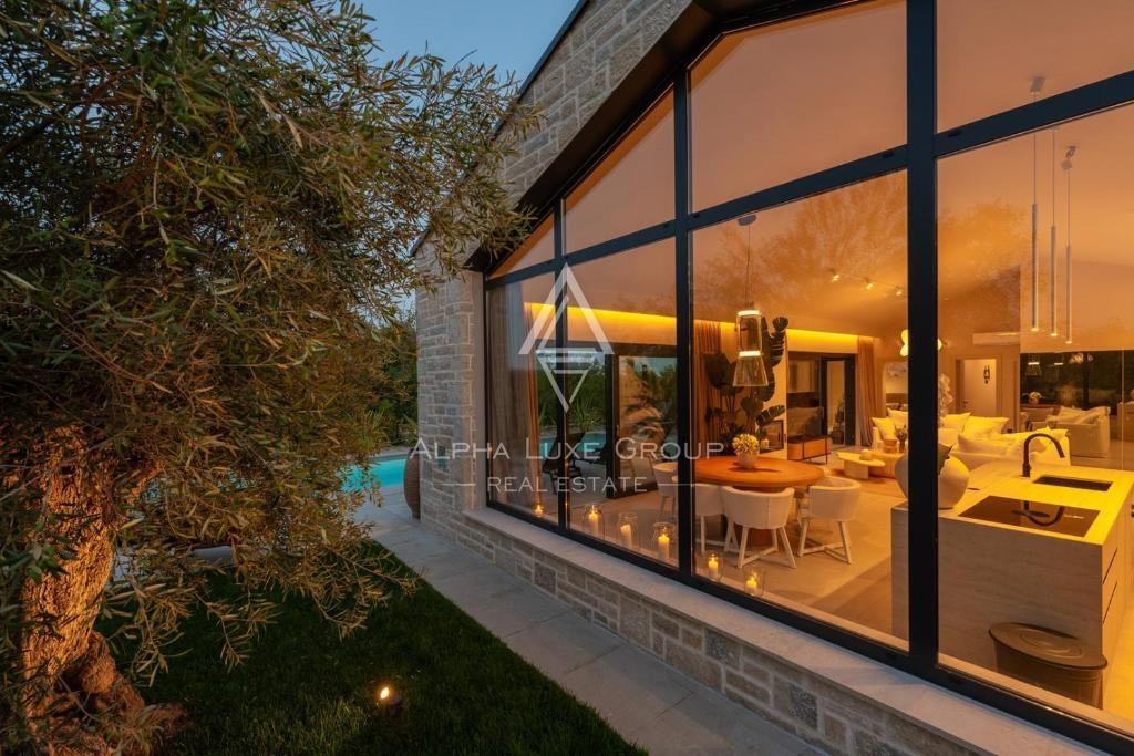 Istria, Parenzo: Elegante villa su un piano con piscina e vista mare