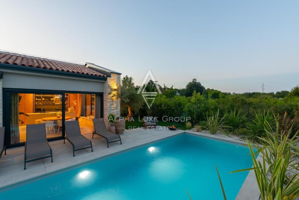 Istria, Parenzo: Elegante villa su un piano con piscina e vista mare