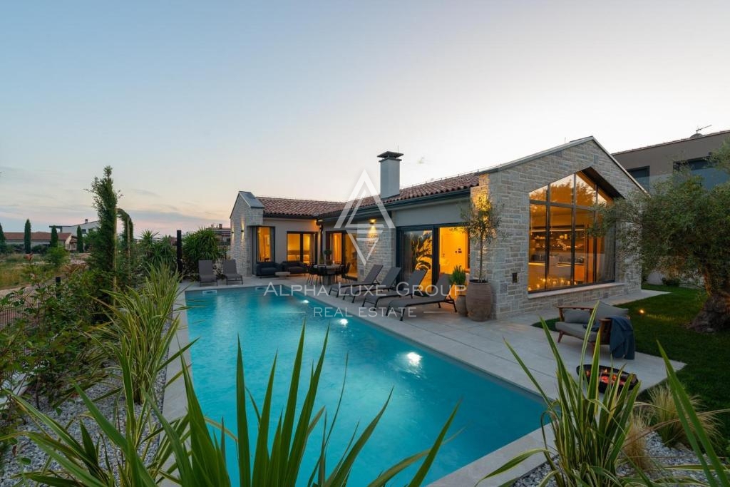 Istria, Parenzo: Elegante villa su un piano con piscina e vista mare