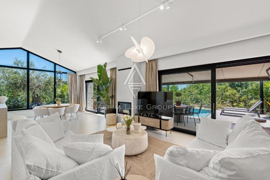 Istria, Parenzo: Elegante villa su un piano con piscina e vista mare