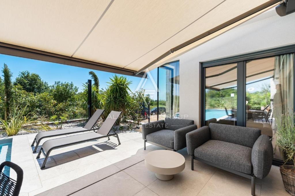 Istria, Parenzo: Elegante villa su un piano con piscina e vista mare