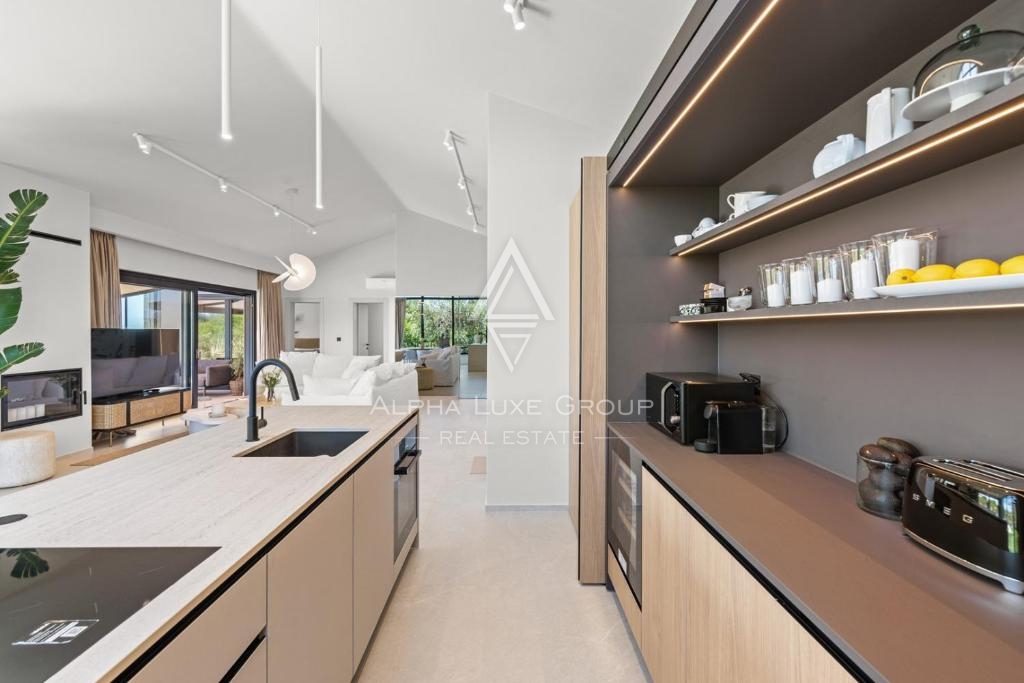 Istria, Parenzo: Elegante villa su un piano con piscina e vista mare