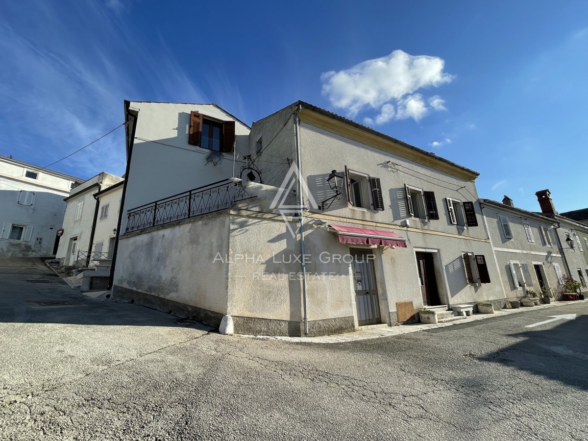 Istria, Vrsar - Casa storica con spazio commerciale vicino al mare