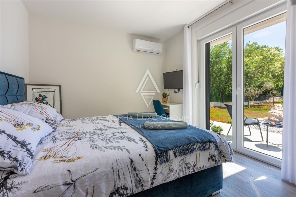 Istria, Labin – Moderna casa su un piano con piscina