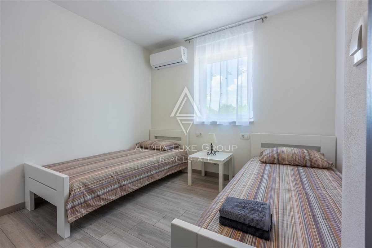 Istria, Labin – Moderna casa su un piano con piscina