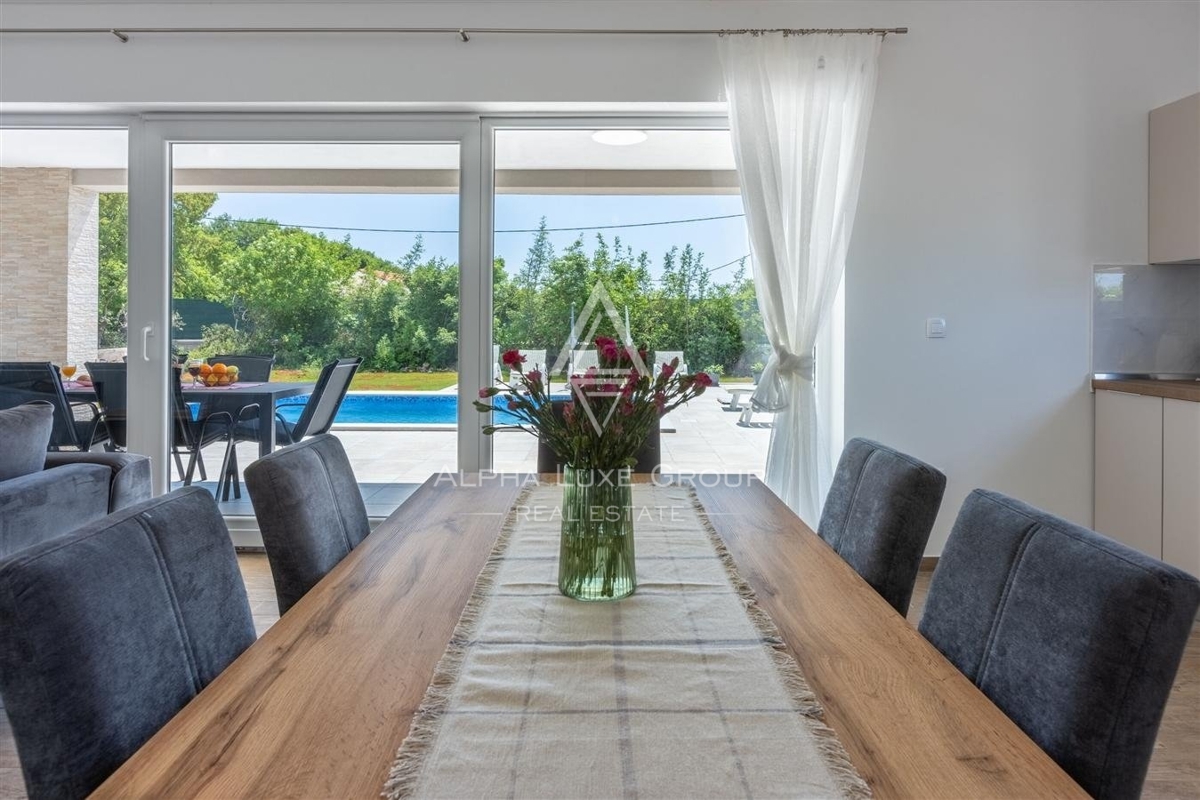 Istria, Labin – Moderna casa su un piano con piscina