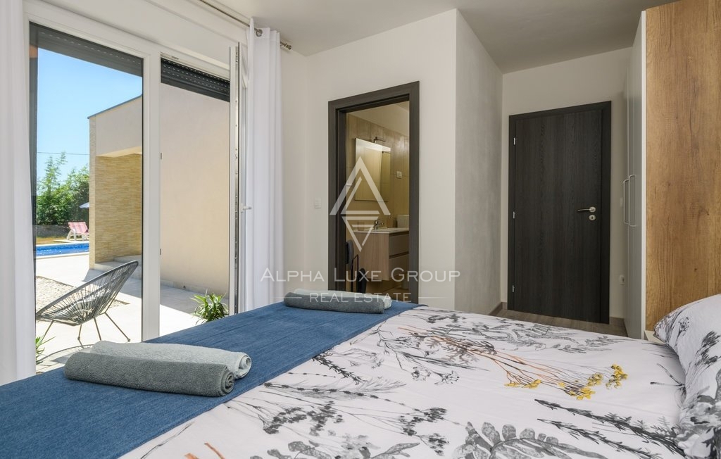 Istria, Labin – Moderna casa su un piano con piscina