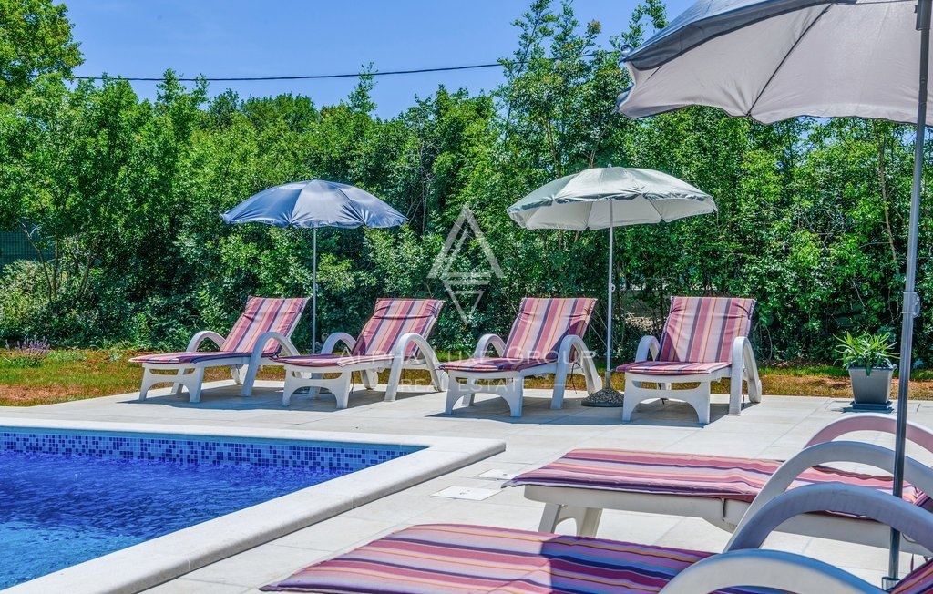 Istria, Labin – Moderna casa su un piano con piscina