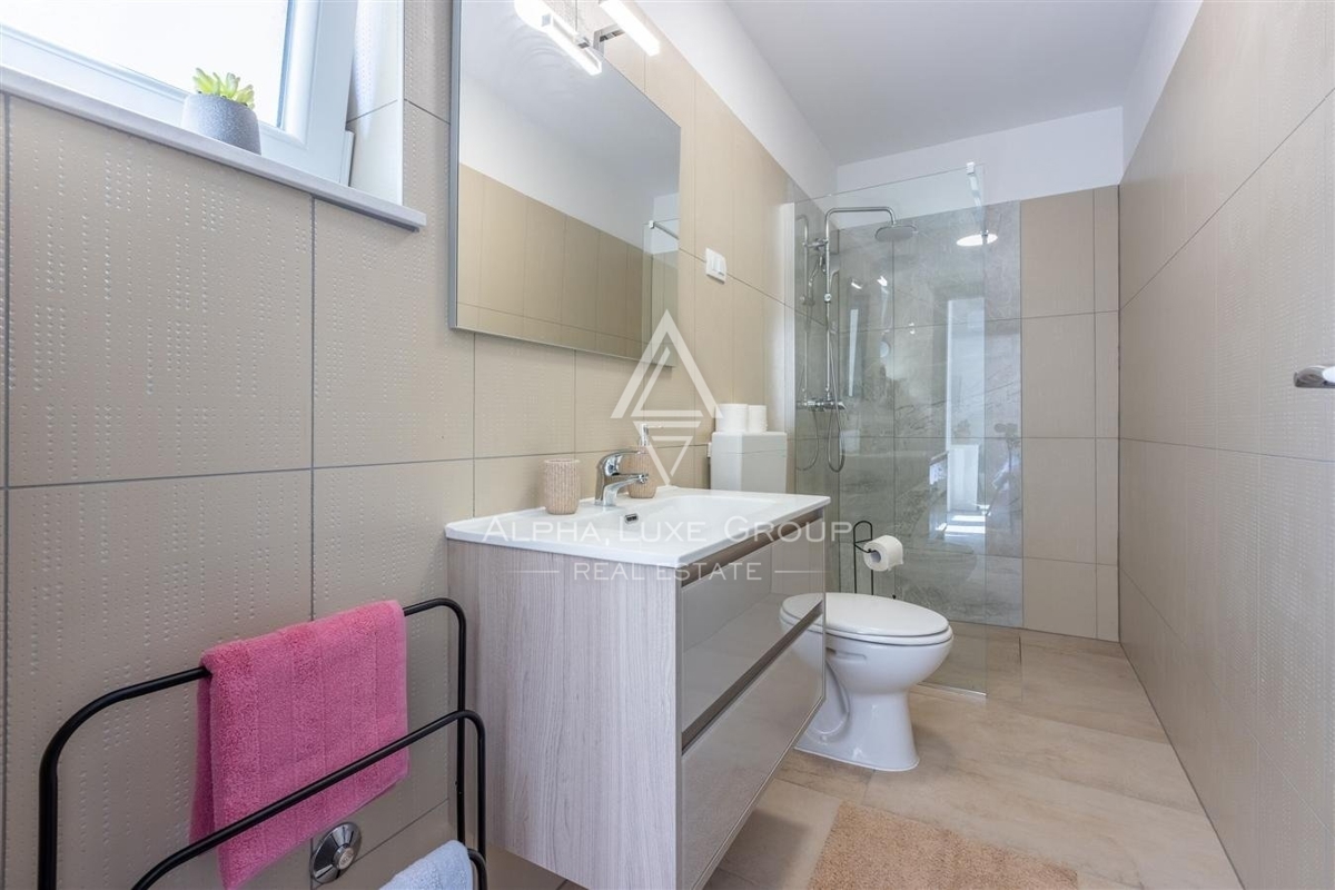 Istria, Labin – Moderna casa su un piano con piscina