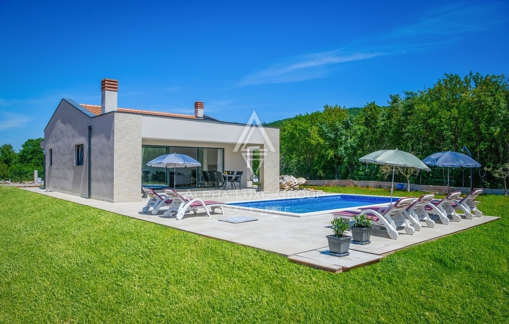 Istria, Labin – Moderna casa su un piano con piscina