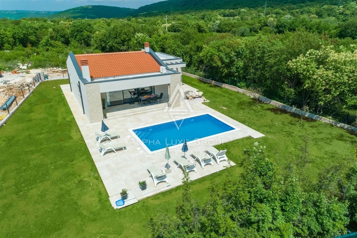 Istria, Labin – Moderna casa su un piano con piscina