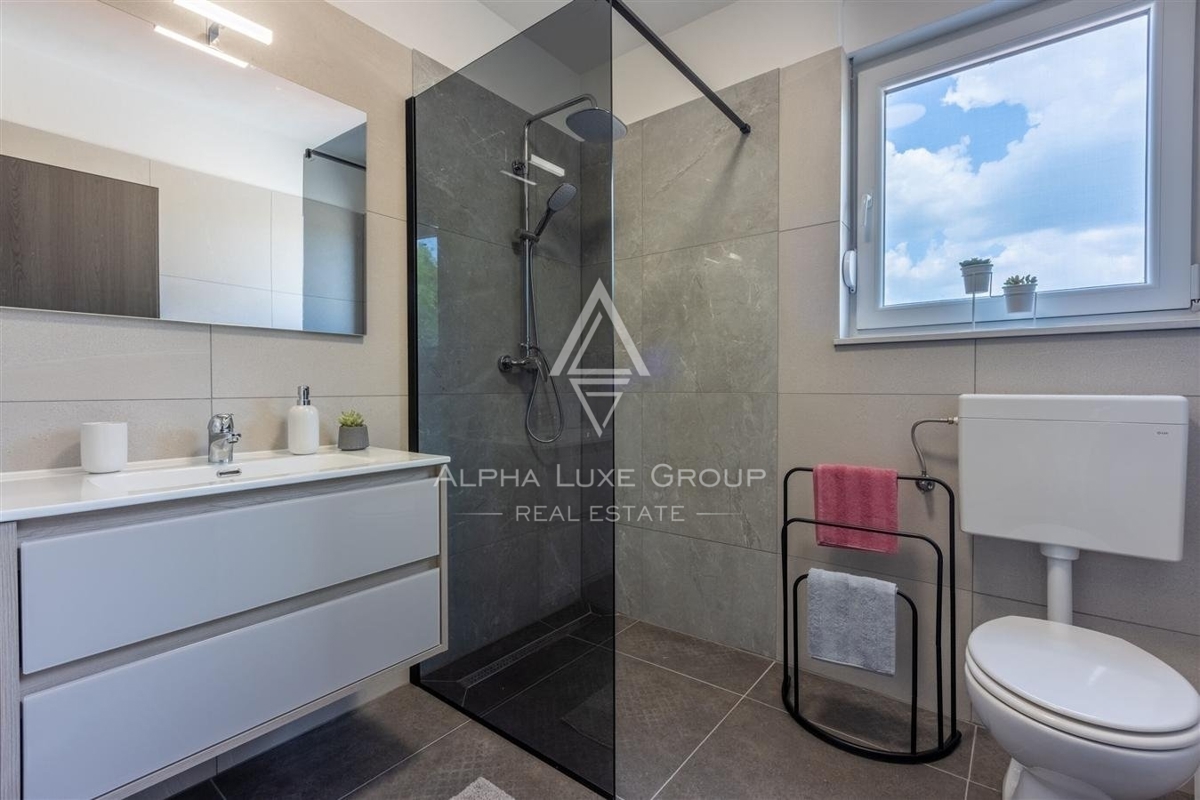 Istria, Labin – Moderna casa su un piano con piscina