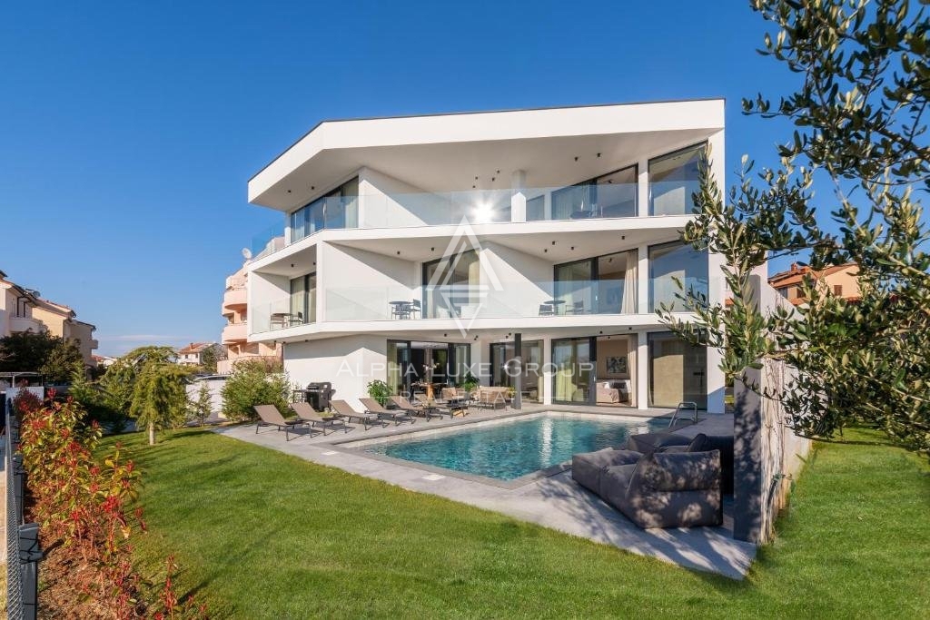 Istria, Pula – Villa di lusso con vista mare e comfort moderni in vendita