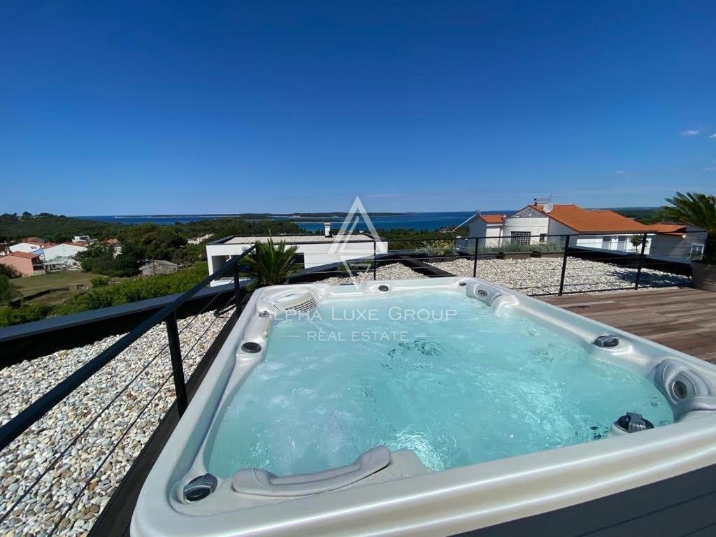 Istria, Pula – Villa di lusso con vista mare e comfort moderni in vendita