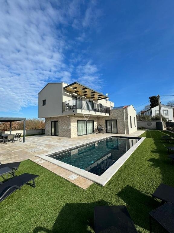 Sveti Lovreč - Villa elegante in tranquillo villaggio istriano