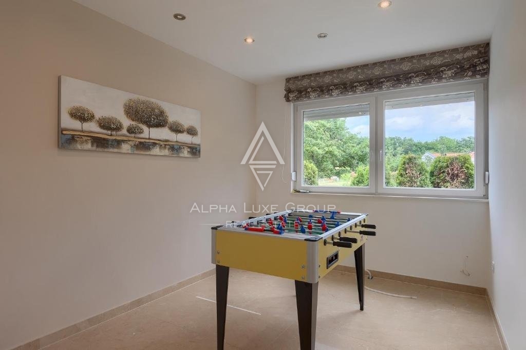 Rovinj, Istria - Villa contemporanea con piscine interna ed esterna