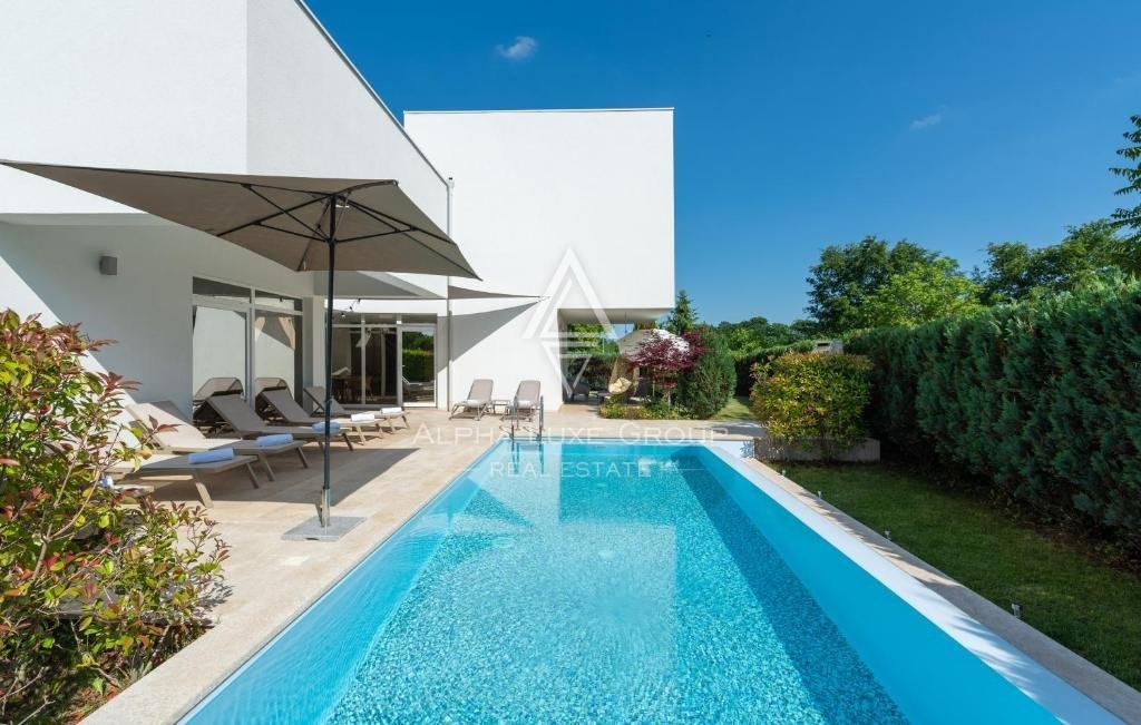 Rovinj, Istria - Villa contemporanea con piscine interna ed esterna