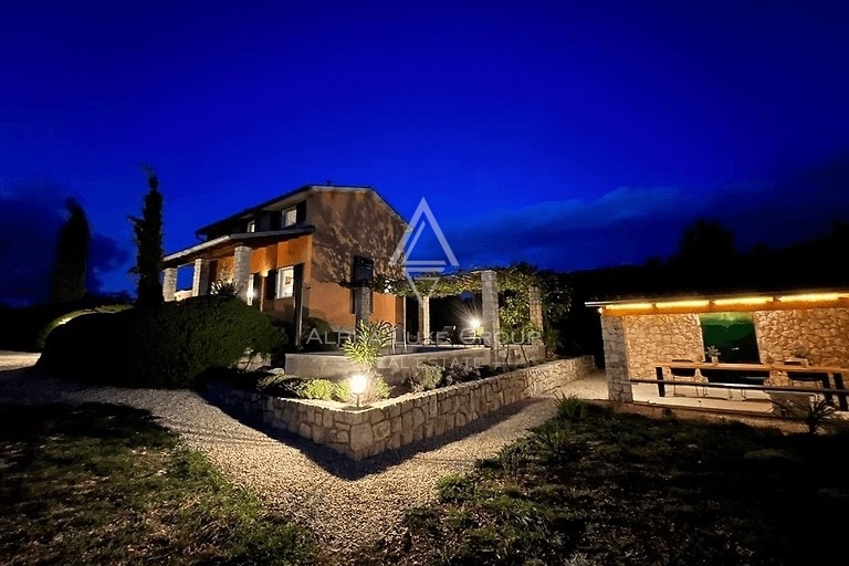 Labin, Istria: Incantevole Casa con Piscina in un Ambiente Tranquillo