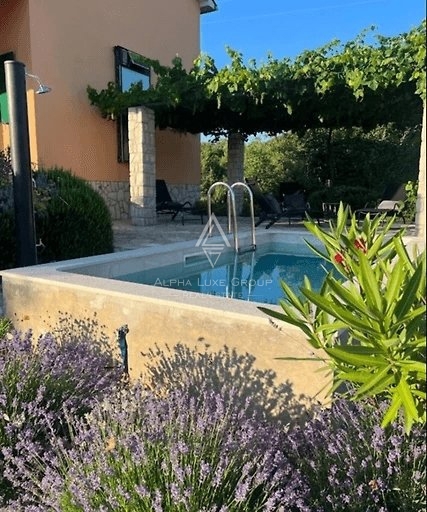 Labin, Istria: Incantevole Casa con Piscina in un Ambiente Tranquillo