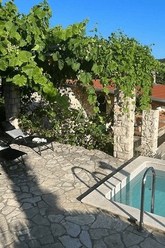 Labin, Istria: Incantevole Casa con Piscina in un Ambiente Tranquillo