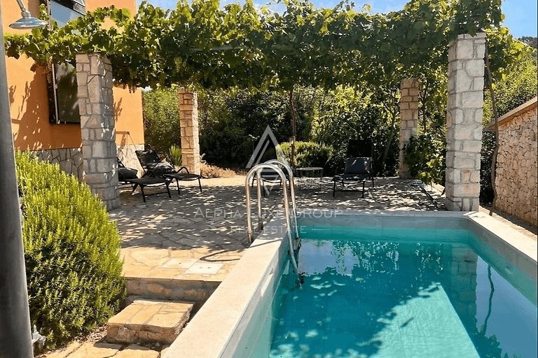 Labin, Istria: Incantevole Casa con Piscina in un Ambiente Tranquillo