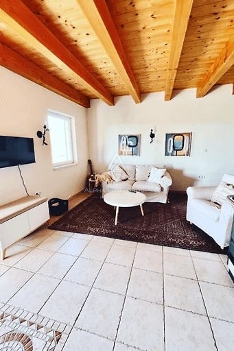 Labin, Istria: Incantevole Casa con Piscina in un Ambiente Tranquillo