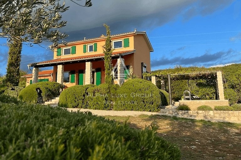 Labin, Istria: Incantevole Casa con Piscina in un Ambiente Tranquillo